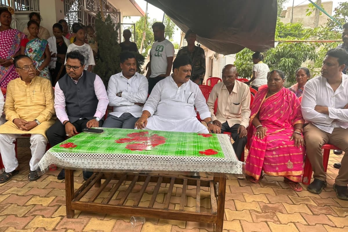 सुभाष मुंडा के परिजनों से मिले मंत्री मिथिलेश ठाकुर, बोले-परिजनों को मिलेगा न्याय,सीएम से जल्द कराएंगे मुलाकात