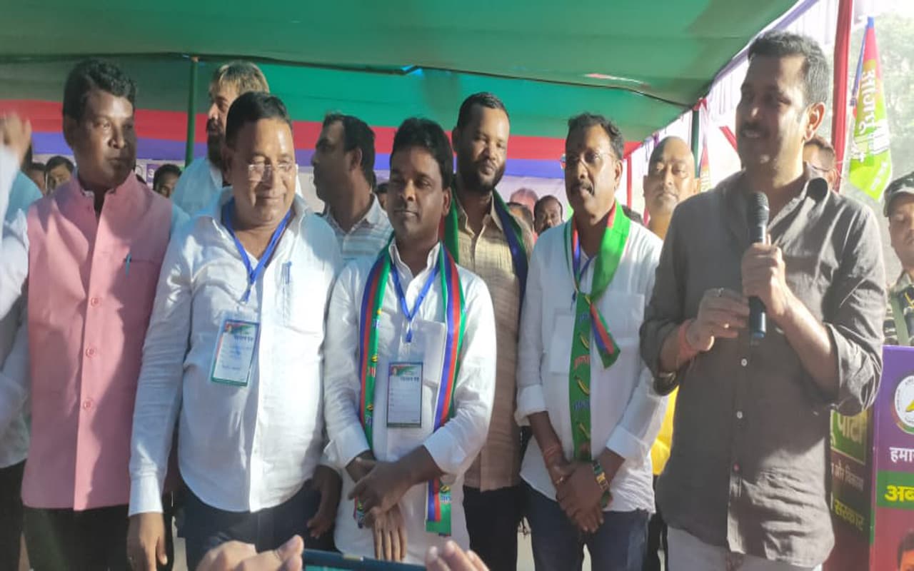 सरायकेला के चांडिल में AJSU नेताओं का जुटान, सुदेश महतो ने हेमंत सरकार पर जमकर साधा निशाना