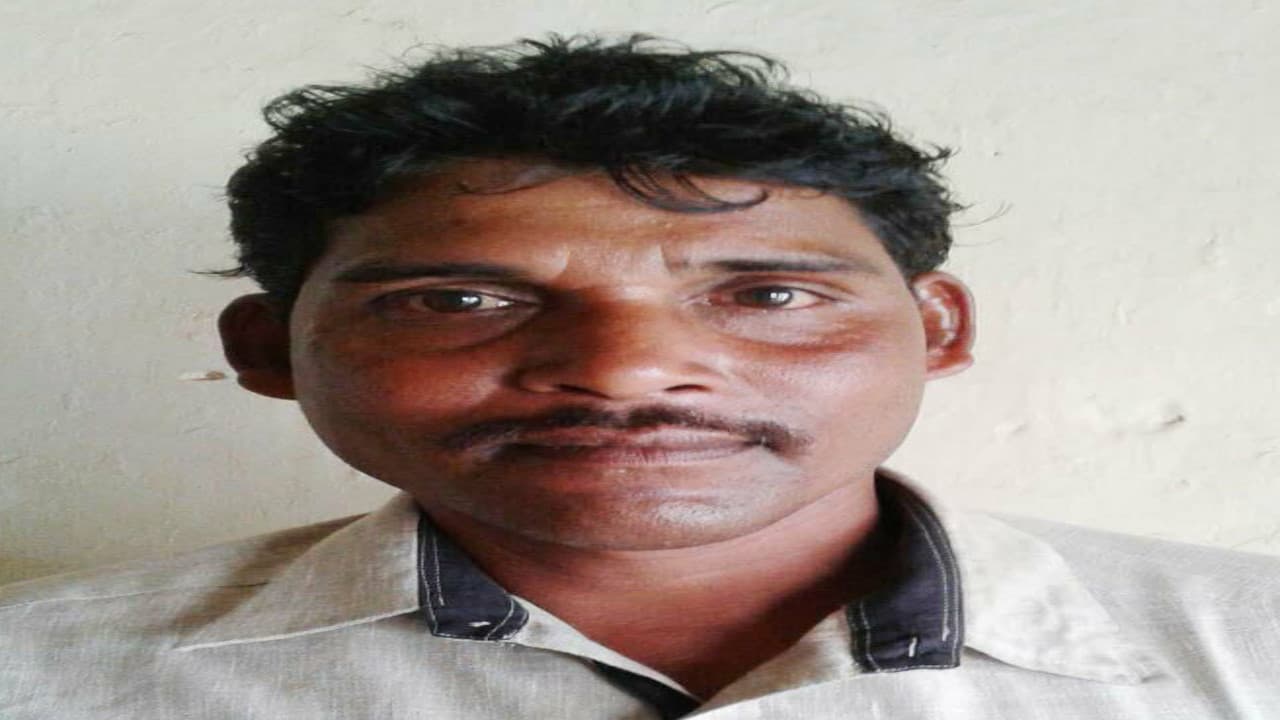 कभी बंदूक से गोलियां बरसाने वाला गुमला का सुफल आज सफलता से पढ़ा रहा विकास का पाठ