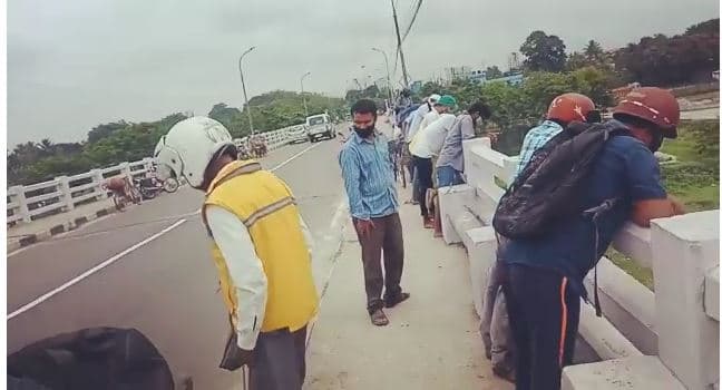 Bihar News: सास-ससुर के ‘गंदे काम’ की कहानी वीडियो में बतायी, फेसबुक पर अपलोड किया, फिर युवक ने नदी में कूद की आत्महत्या Bihar News: सास-ससुर के ‘गंदे काम’ की कहानी वीडियो में बतायी, फेसबुक पर अपलोड किया, फिर युवक ने नदी में कूद की आत्महत्या