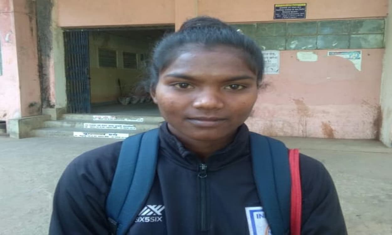 गुमला की फुटबॉलर बेटी सुमति सीनियर नेशनल एशियन चैंपियनशिप में चयनित, विदेशों में दिखा चुकी है जलवा