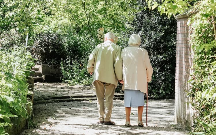 Summer Tips For Elderly: गर्मियों में घर के बुजुर्गों को रखें एक्टिव और हेल्दी, जानें क्या करें और क्या नहीं