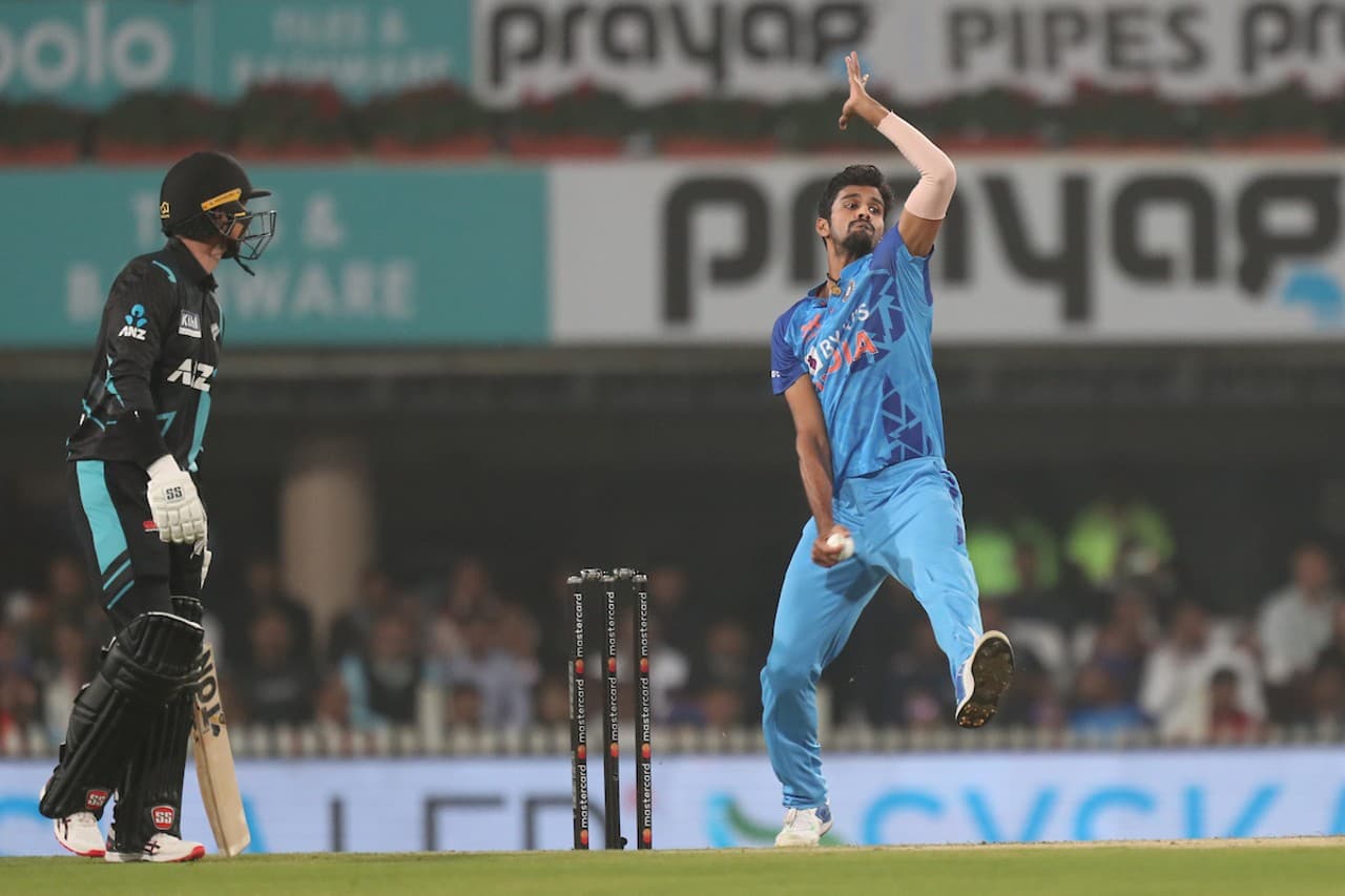 IND vs NZ T20: वॉशिंगटन सुंदर ने लपका एक हाथ से शानदार कैच, मार्क चैपमैन को किया आउट, देखें VIDEO