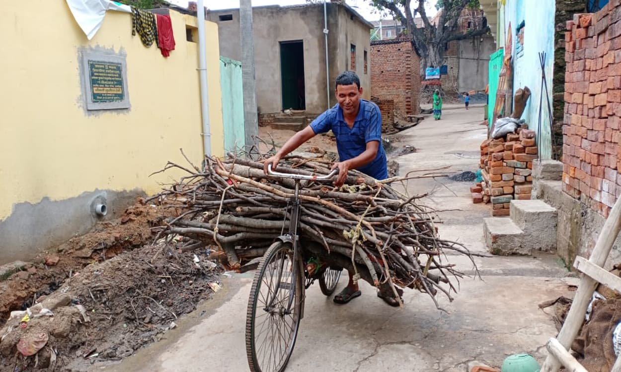 लॉकडाउन इम्पैक्ट : कभी करते थे राजमिस्त्री का काम, आज लकड़ी बेचने को मजबूर हैं सुनील