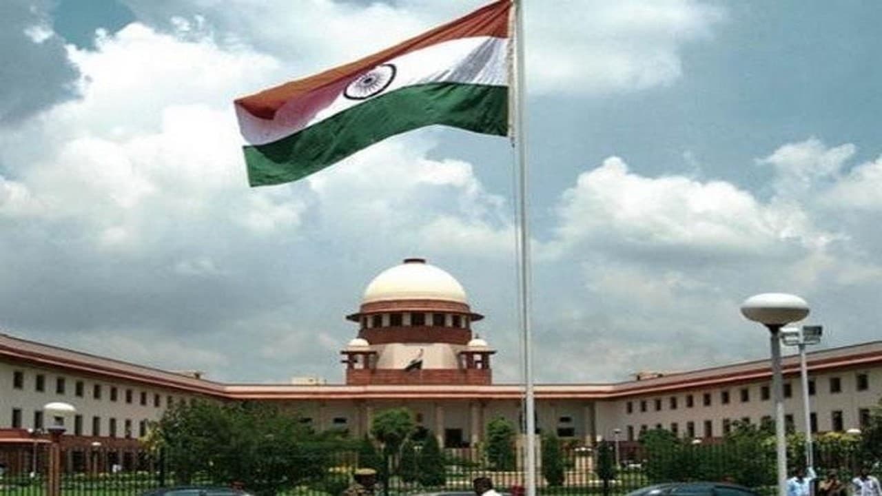 एकनाथ शिंदे गुट को बड़ा झटका : SC ने चुनाव आयोग को 'असली शिवसेना' की दावेदारी पर कोई फैसला लेने से रोका
