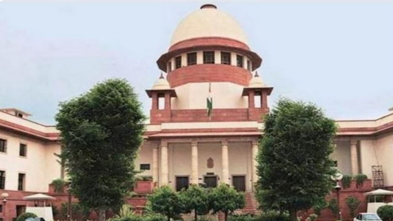 स्कूलों में छठी से 12वीं क्लास की छात्राओं को मुफ्त में दी जाए सैनिटरी पैड, सुप्रीम कोर्ट में याचिका दायर
