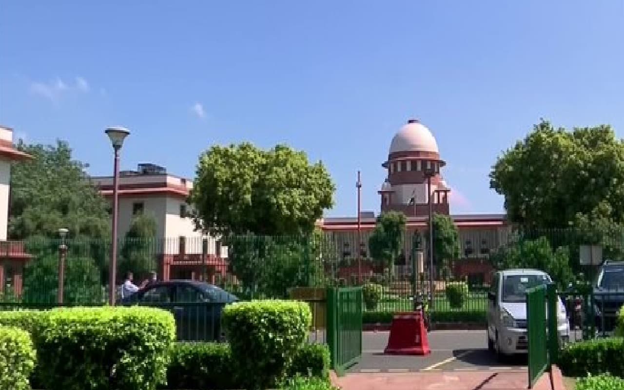 Karnataka Hijab Row: कर्नाटक हिजाब विवाद पर सुप्रीम कोर्ट में सुनवाई बुधवार तक टली, जानें क्या है मामला