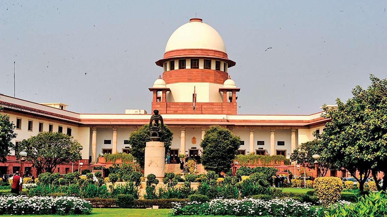 अनुकूल चंद्र को 'परमात्मा' घोषित करने की मांग वाली याचिका खारिज, सुप्रीम कोर्ट ने लगाया 1 लाख का जुर्माना