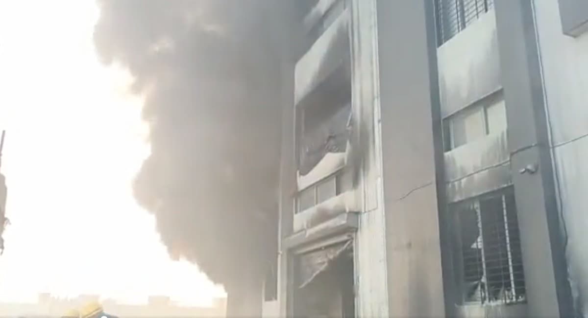 Surat Fire: सूरत की पैकेजिंग मिल में लगी भयानक आग, 125 लोगों को निकाला गया बाहर, 2 मजदूर की मौत