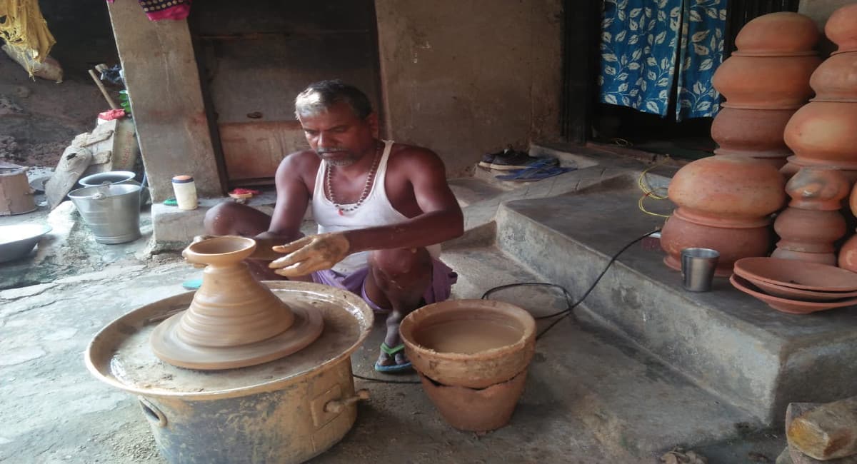 Diwali 2021: इलेक्ट्राॅनिक आइटम के कारण घटने लगी मिट्टी दीये की डिमांड, लातेहार के कुम्हार परेशान