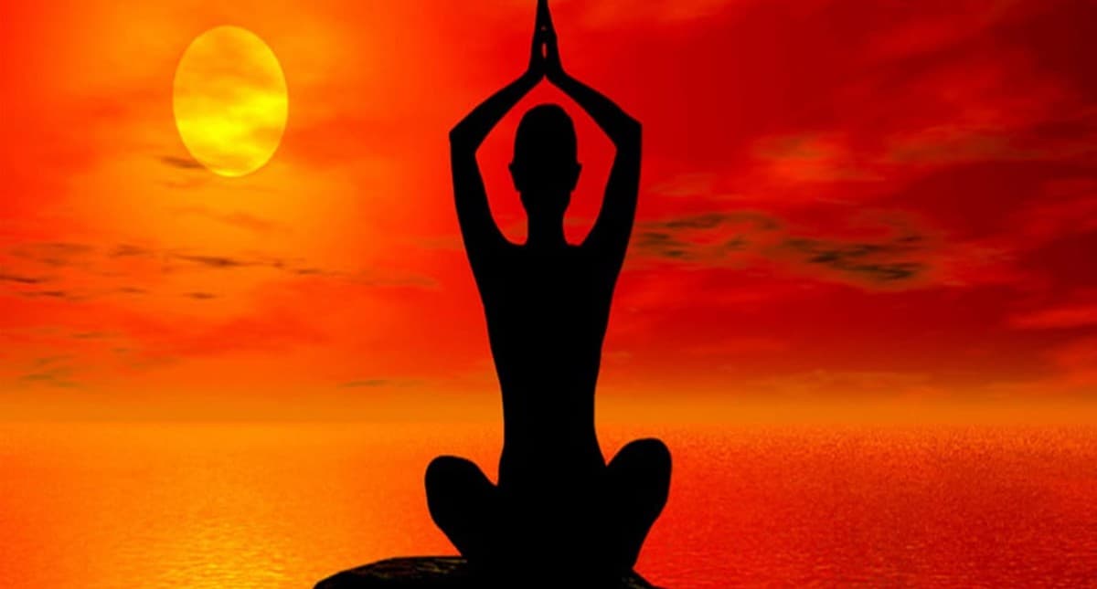 ऐसे करें 12 चरणों में सूर्य नमस्कार पूरा, शरीर के साथ दिमाग को भी रखता है फिट