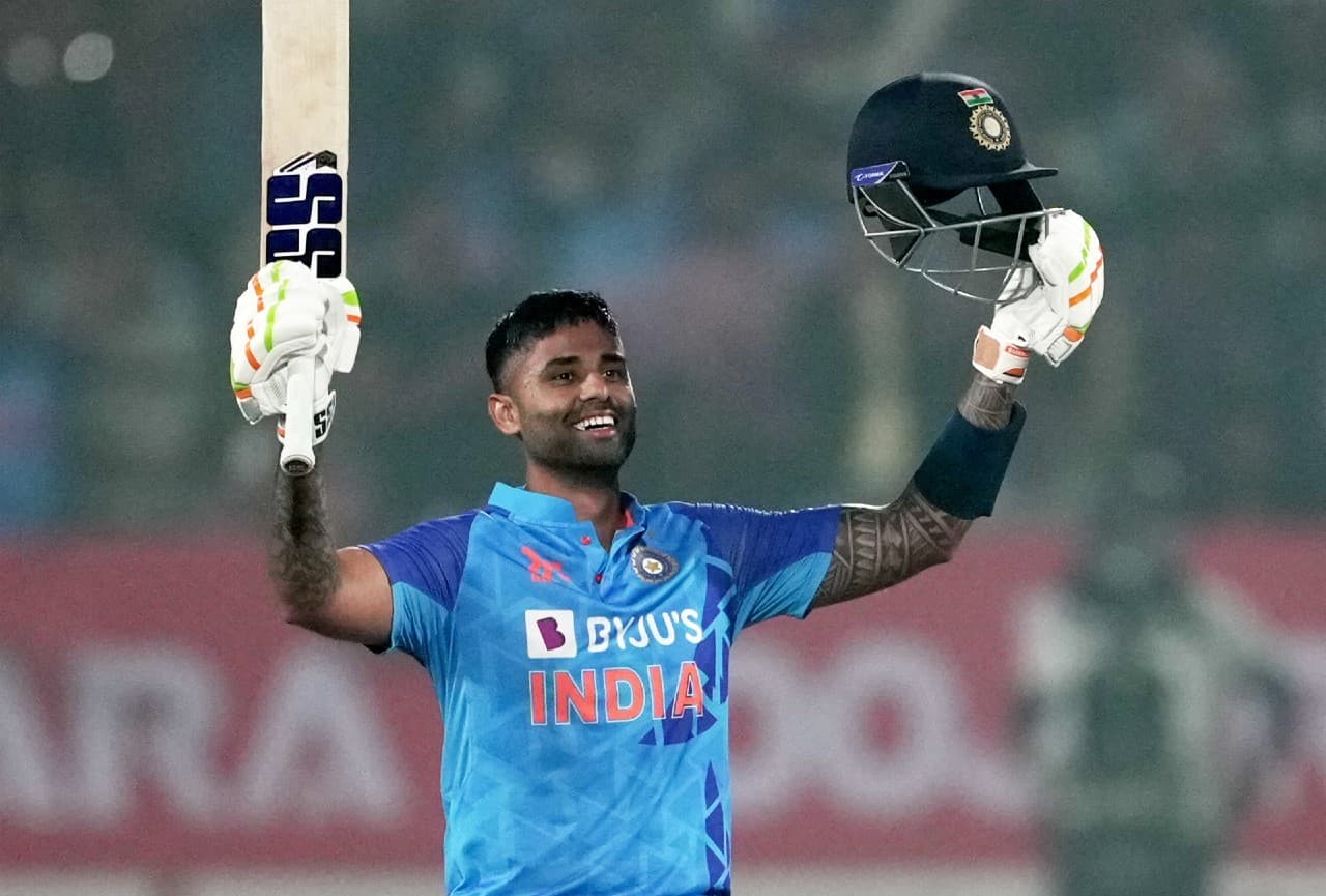 सूर्यकुमार यादव ने सात महीने में जड़ दिये तीन शतक, देर से पदार्पण के बाद भी रनों की भूख ज्यादा सूर्यकुमार यादव ने सात महीने में जड़ दिये तीन शतक, देर से पदार्पण के बाद भी रनों की भूख ज्यादा