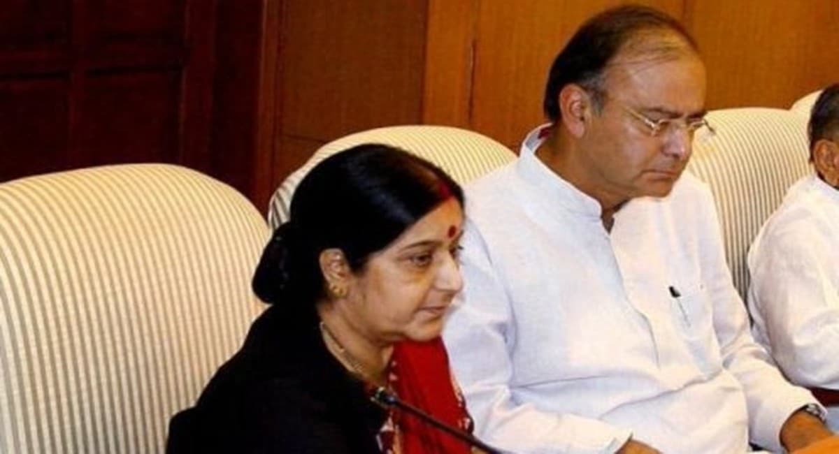 सुषमा स्वराज-अरुण जेटली को मरणोपरांत मिला पद्म विभूषण सम्मान, बांसुरी स्वराज को राष्ट्रपति ने दिया पुरस्कार