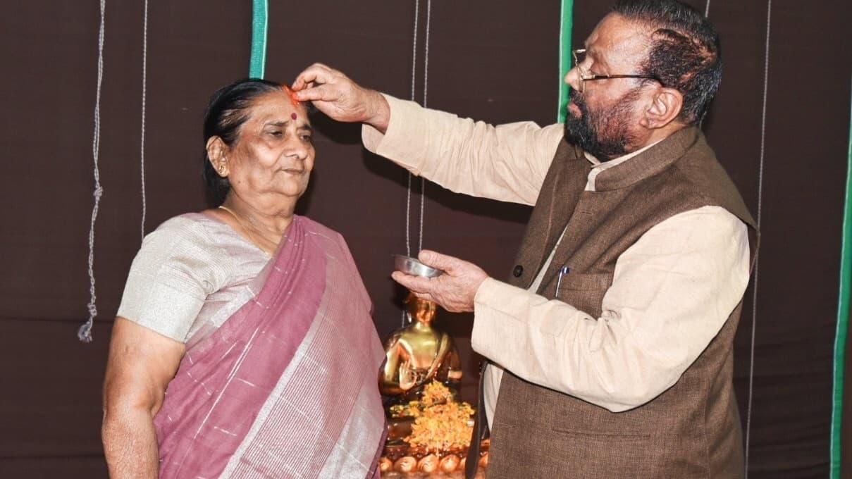 स्वामी प्रसाद मौर्य अब 'मां लक्ष्मी' पर बेतुका बोल को लेकर हुए ट्रोल, पत्नी की पूजा करते पोस्ट की तस्वीरें