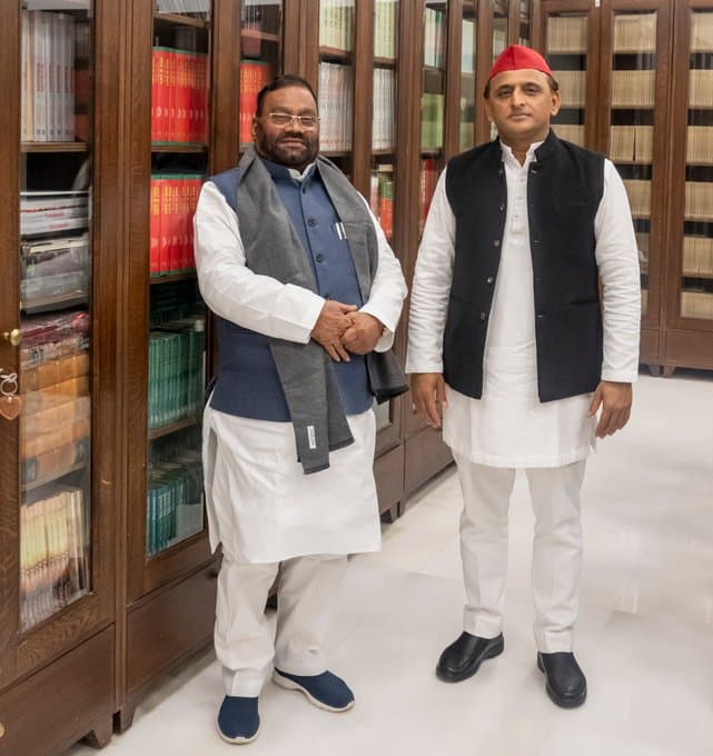 Swami Prasad Maurya: भाजपा को UP में चुनाव से पहले जोर का झटका, इस्तीफा देकर स्वामी प्रसाद साइकिल पर सवार