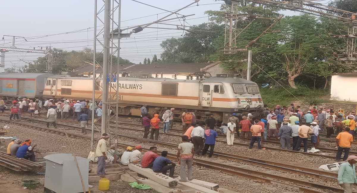 दुर्घटनाग्रस्त होने से बाल-बाल बची स्वर्ण जयंती एक्सप्रेस, झारखंड के मुरी में करीब आधा घंटा खड़ी रही ट्रेन