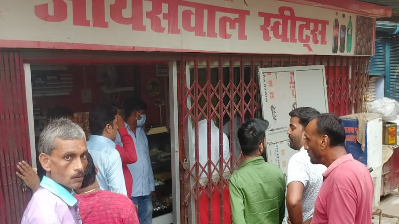 गढ़वा में लोगों की सेहत से खिलवाड़ कर रहे मिठाई दुकानदार, मिलावटी चीजों की धड़ल्ले से हो रही बिक्री