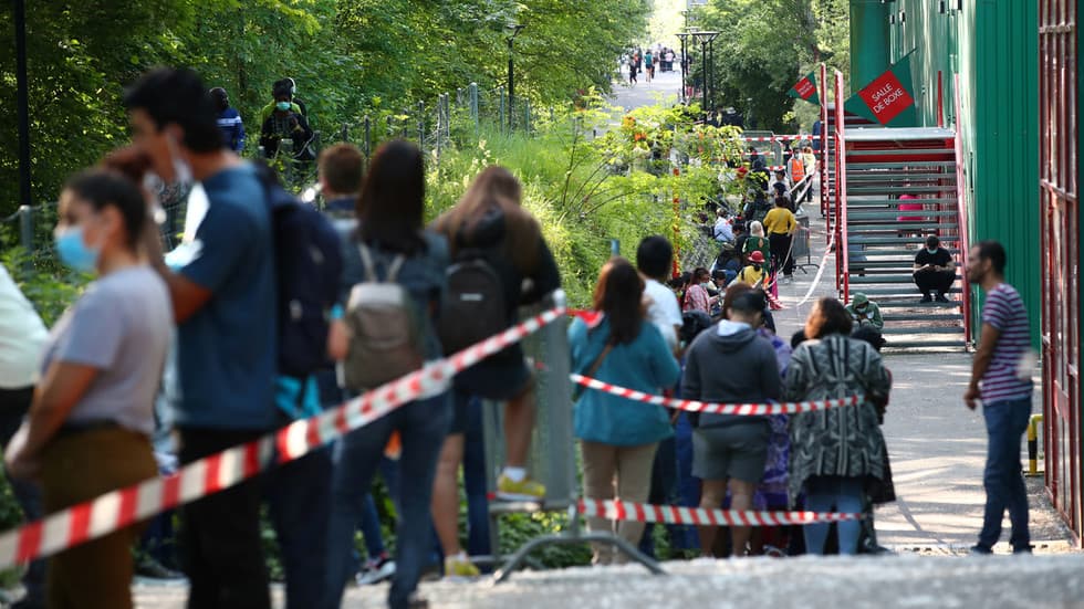 हाय रे कोरोना! दुनिया के अमीर देशों में शुमार स्विटजरलैंड में भी लगी फ्री खाने के लिए लंबी  लाइन