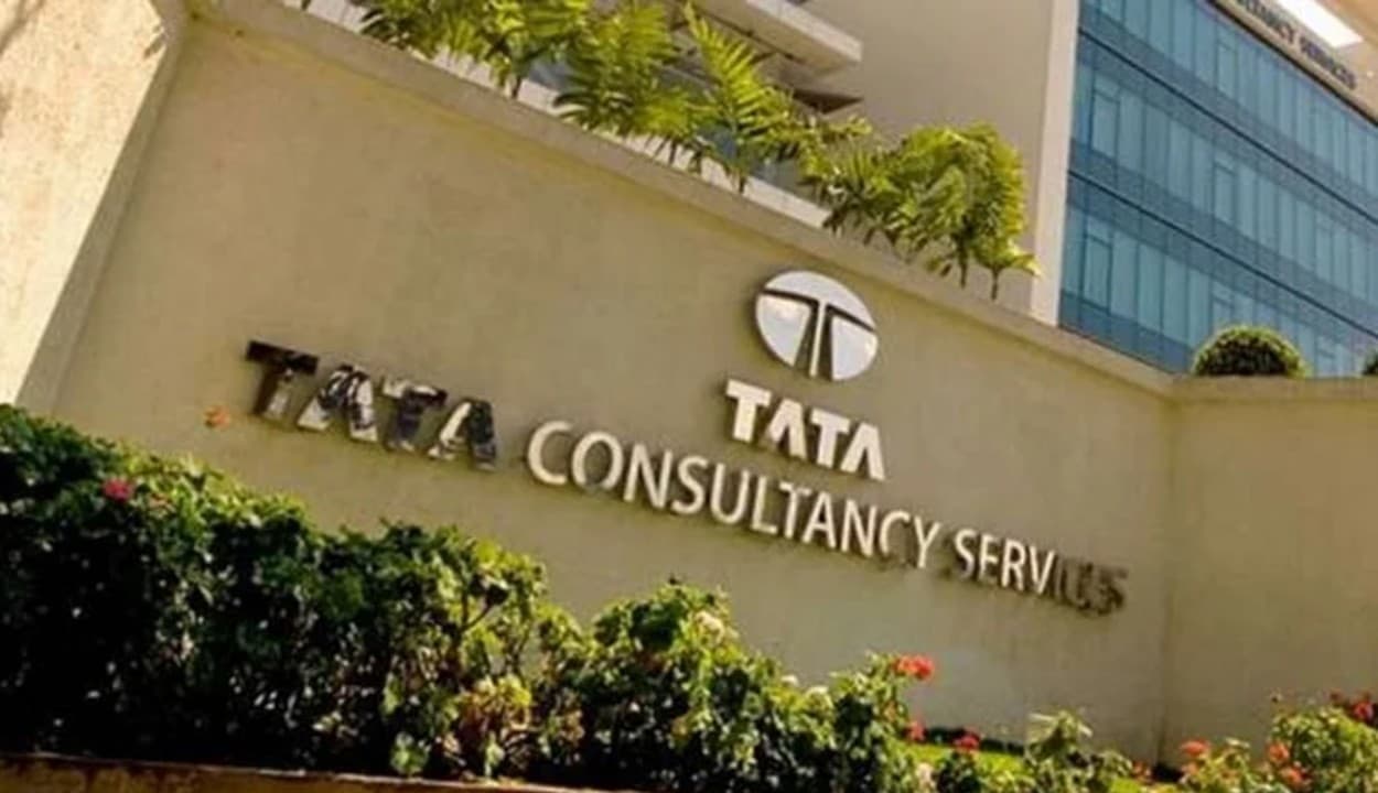 ऑल टाइम हाई पर पहुंचा टाटा ग्रुप की कंपनी टीसीएस का शेयर, मार्केट कैप में रिलायंस इंडस्ट्रीज को टक्कर