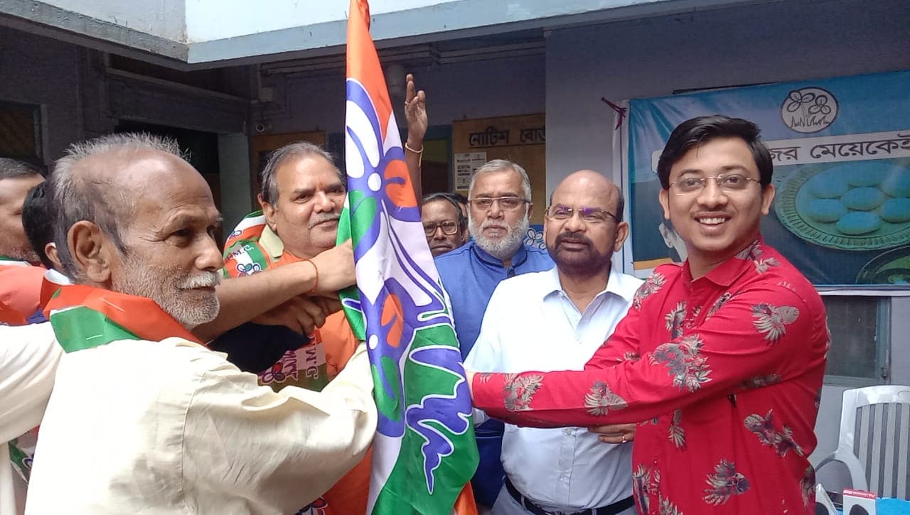 योगी आदित्यनाथ के मालदा दौरे से पहले 100 से अधिक पुरोहित तृणमूल में शामिल