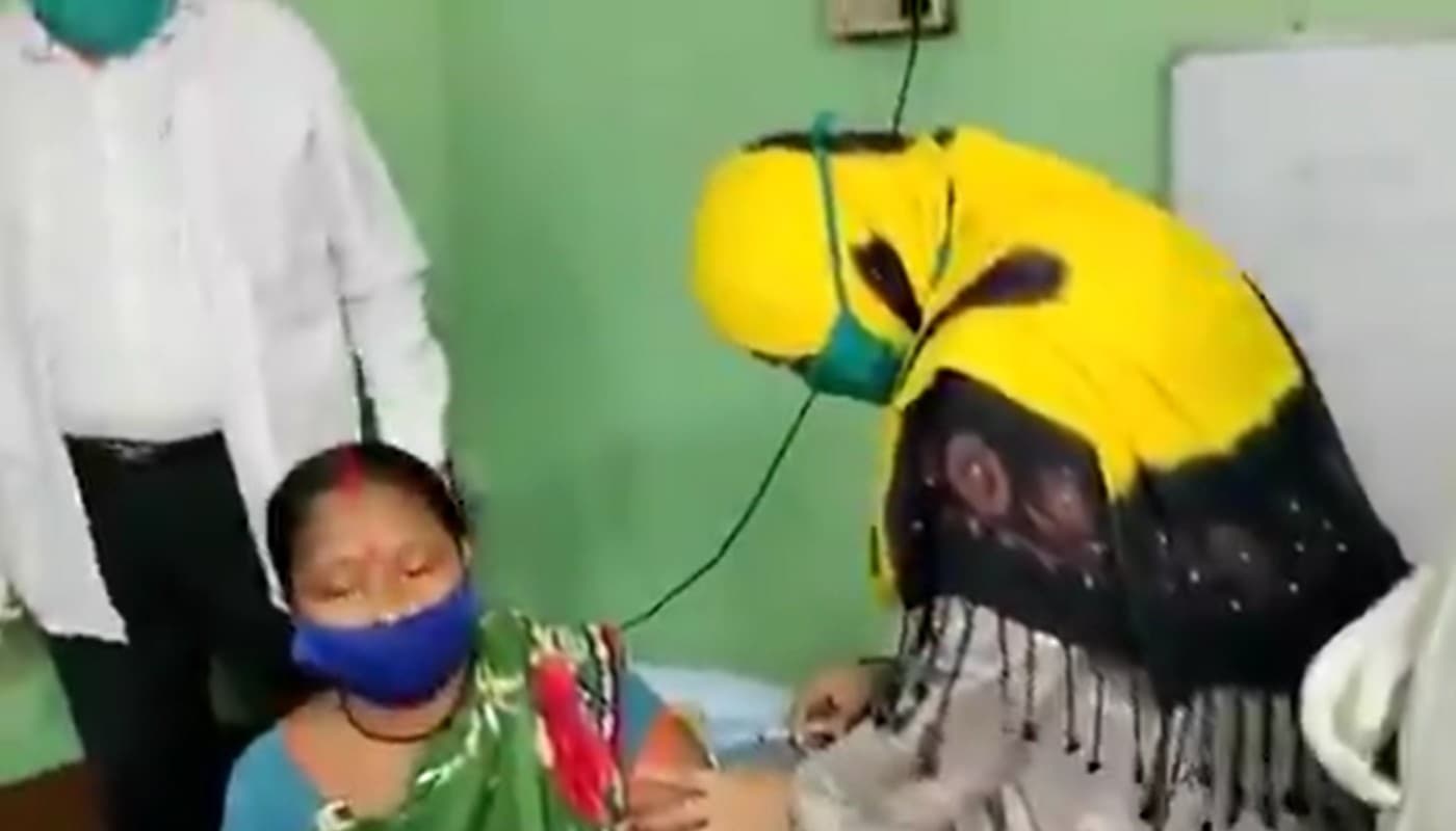 आसनसोल की पूर्व डिप्टी मेयर ने नर्स से वैक्सीन छीनकर महिला को लगाया, अग्निमित्रा और बाबुल सुप्रियो ने पूछे तीखे सवाल आसनसोल की पूर्व डिप्टी मेयर ने नर्स से वैक्सीन छीनकर महिला को लगाया, अग्निमित्रा और बाबुल सुप्रियो ने पूछे तीखे सवाल
