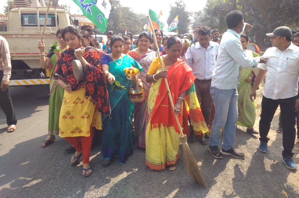 बंगाल चुनाव 2021: BJP की परिवर्तन यात्रा गुजरने के बाद रास्ते का TMC ने वेद मंत्र व गंगा जल से किया शुद्धिकरण