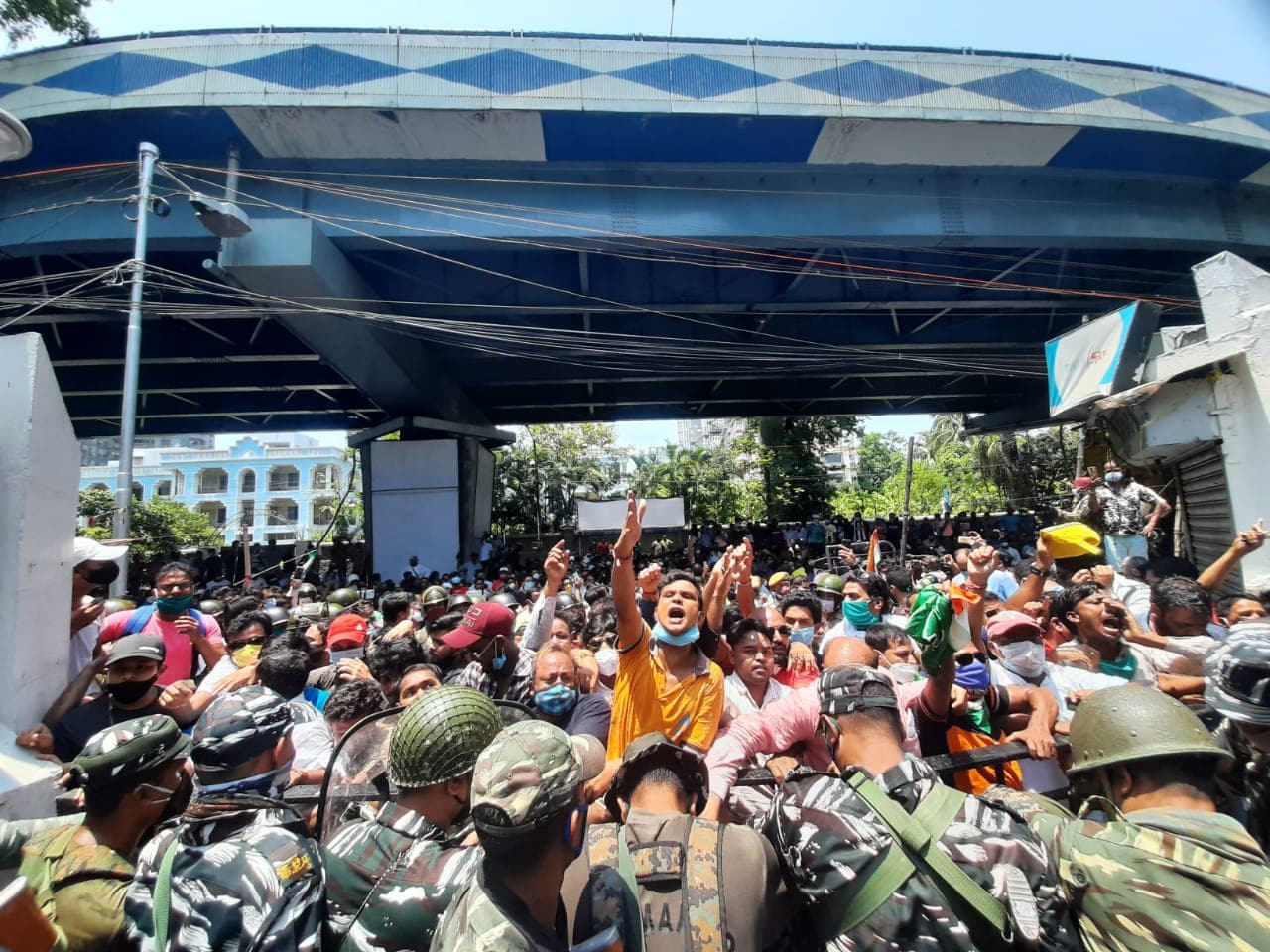 नारद स्टिंग ऑपरेशन : ममता के मंत्रियों, तृणमूल विधायकों की गिरफ्तारी के बाद कोलकाता में सीबीआइ कार्यालय के बाहर पत्थरबाजी, लाठीचार्ज