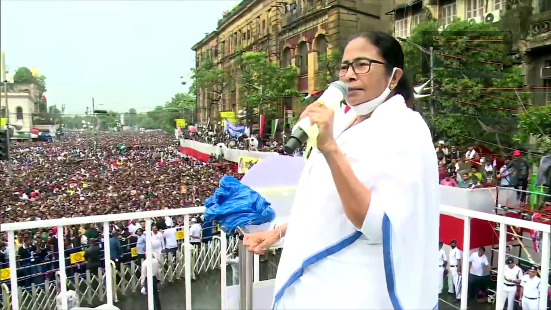 TMC Shahid Diwas: ममता बनर्जी का शक्ति प्रदर्शन, कहा- BJP का दिमाग खराब, मुरमुरे पर भी लगा दिया GST