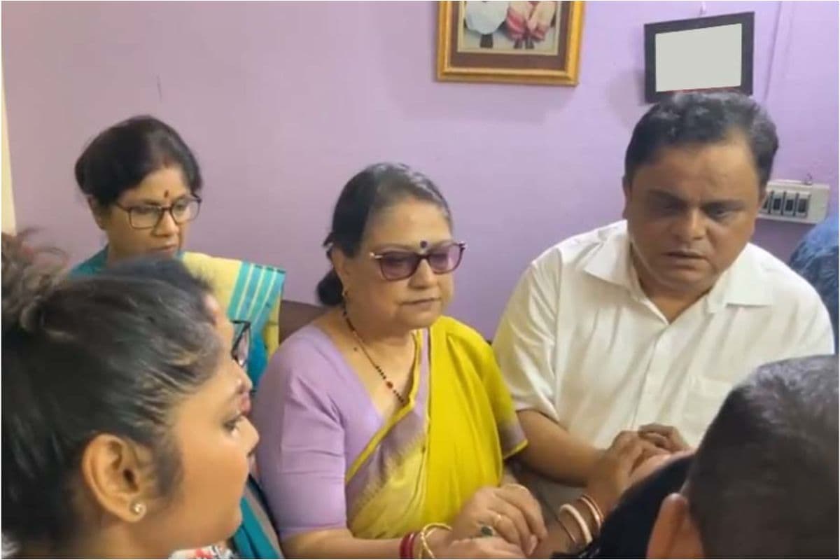 तृणमूल का प्रतिनिधिमंडल जेयू के मृत छात्र के परिजनों से मिला, शिक्षा मंत्री ने कहा : जो हुआ वह  दुर्भाग्यपूर्ण