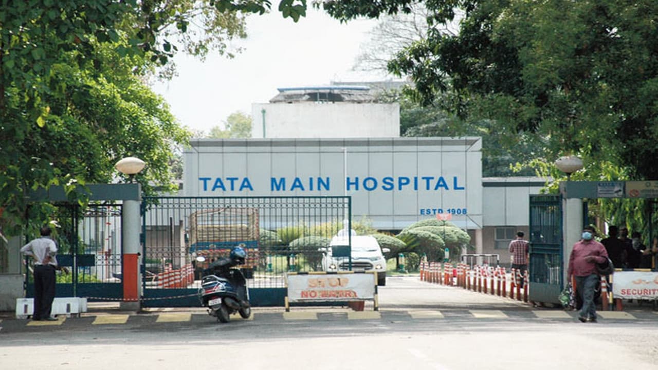 झारखंड-बंगाल बॉर्डर में स्कूल बस पलटने से चालक समेत 13 बच्चे घायल, सभी जमशेदपुर के MGM पहुंचे, 5 TMH रेफर