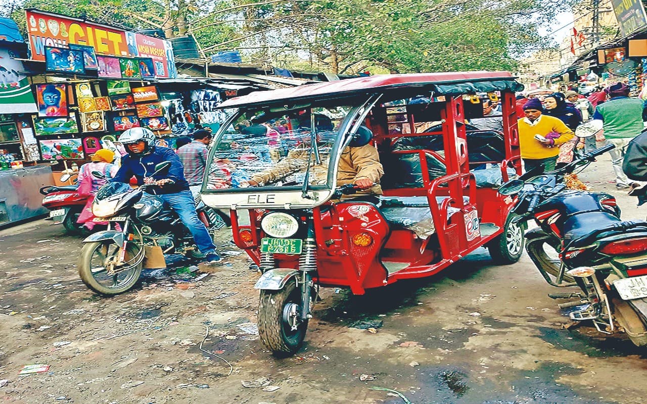 नाबालिग टोटो चालकों पर सख्त हुआ वैशाली प्रशासन, लाइसेंस की जांच के लिए चलेगा अभियान