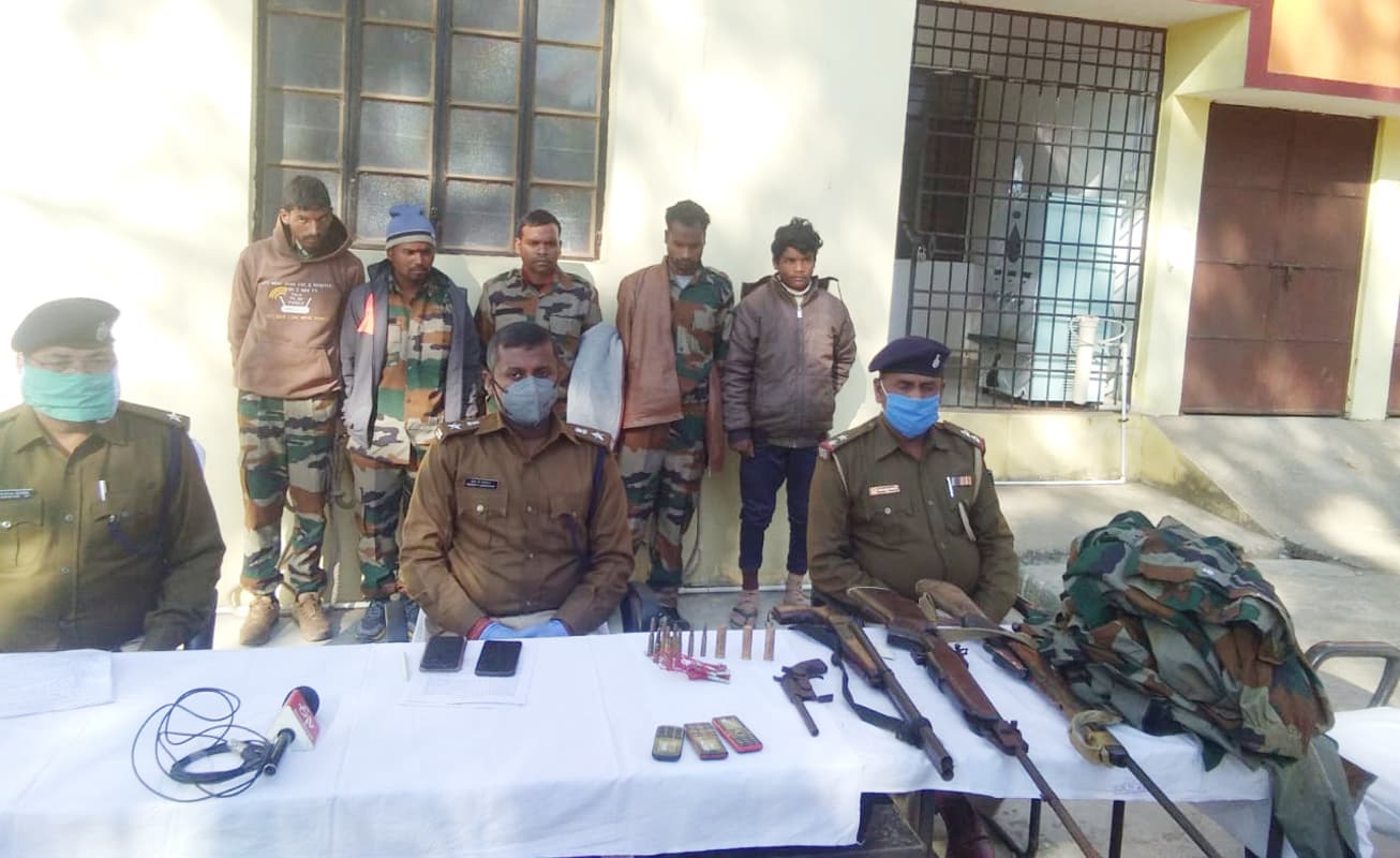 Jharkhand Naxal News: झारखंड में टीपीसी उग्रवादियों ने पुलिस पर बम से किया हमला, 5 उग्रवादी गिरफ्तार