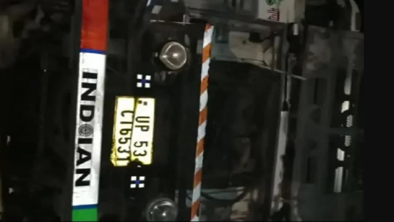 बगहा में बड़ा सड़क हादसा, गन्ना लदा ट्रक पलटने से श्राद्ध का भोज खाकर लौट रहे दो बच्चों समेत चार की मौत