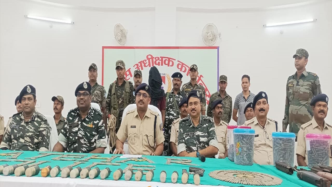 Jharkhand Naxal News : झारखंड से नक्सली संगठन TSPC का जोनल कमांडर आदेश गंझू अरेस्ट, ग्रेनेड-पिस्टल बरामद
