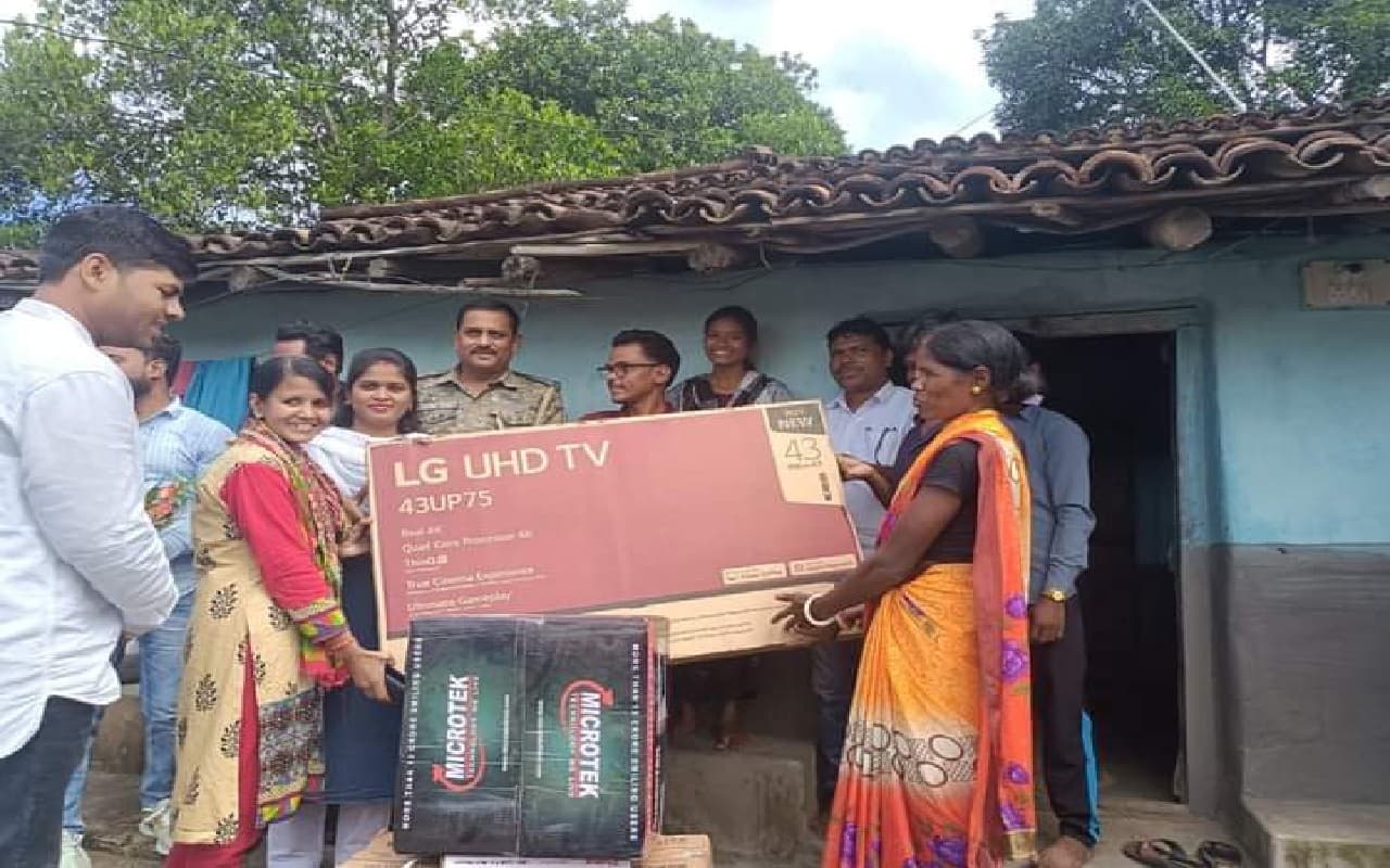 FIFA U17 World Cup: कप्तान अष्टम उरांव के घर प्रशासन ने पहुंचाया टीवी, अब पैरेंट्स देख सकेंगे मैच