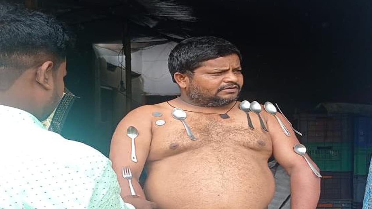 हजारीबाग के ताहिर अंसारी के शरीर पर चिपकते हैं सिक्के और चम्मच, देखने के लिए लोगों की उमड़ी भीड़, पढ़ें पूरी खबर