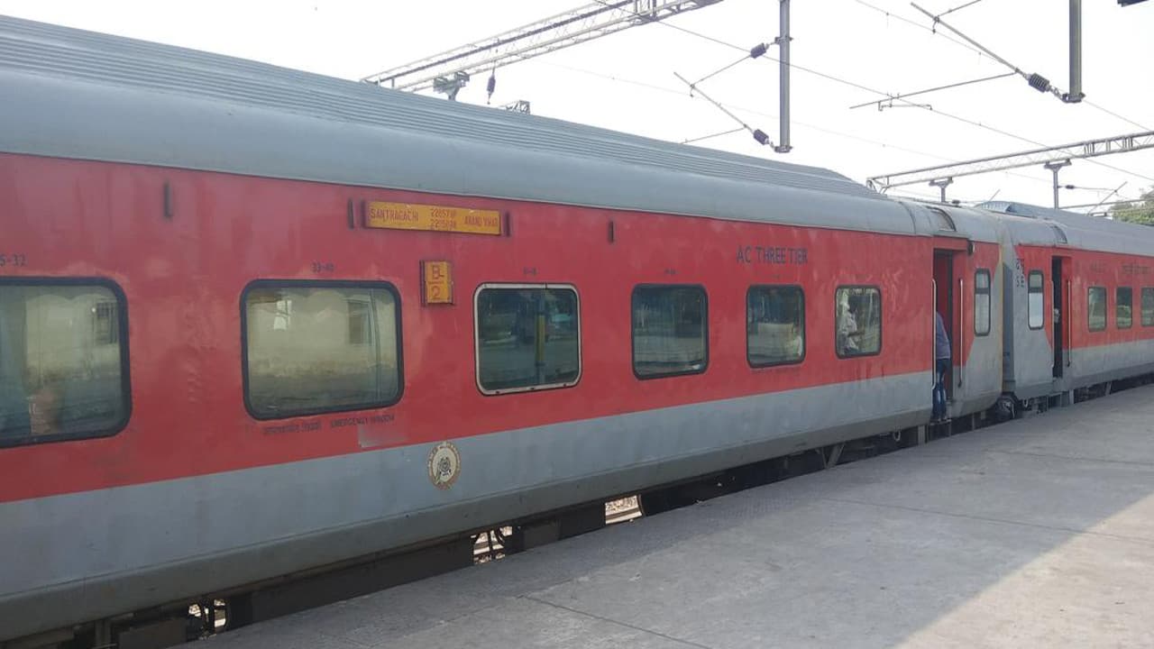 बरेली से दिल्ली-लखनऊ के सफर में आज होगी मुश्किल, आनंद विहार एक्सप्रेस कैंसिल, यह ट्रेन चलेगी देरी से...