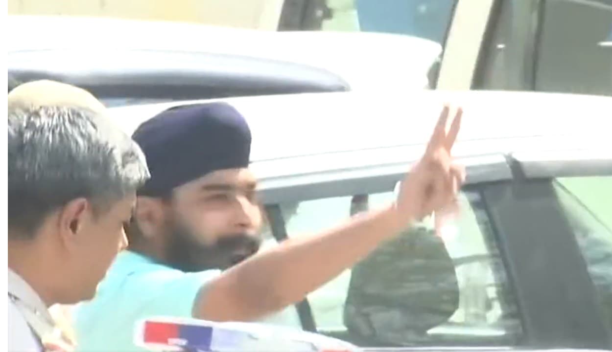 बग्गा की गिरफ्तारी पर हाईवोल्टेज ड्रामा जारी, पंजाब पुलिस के कब्जे से छुड़ाकर वापस ला रही दिल्ली पुलिस