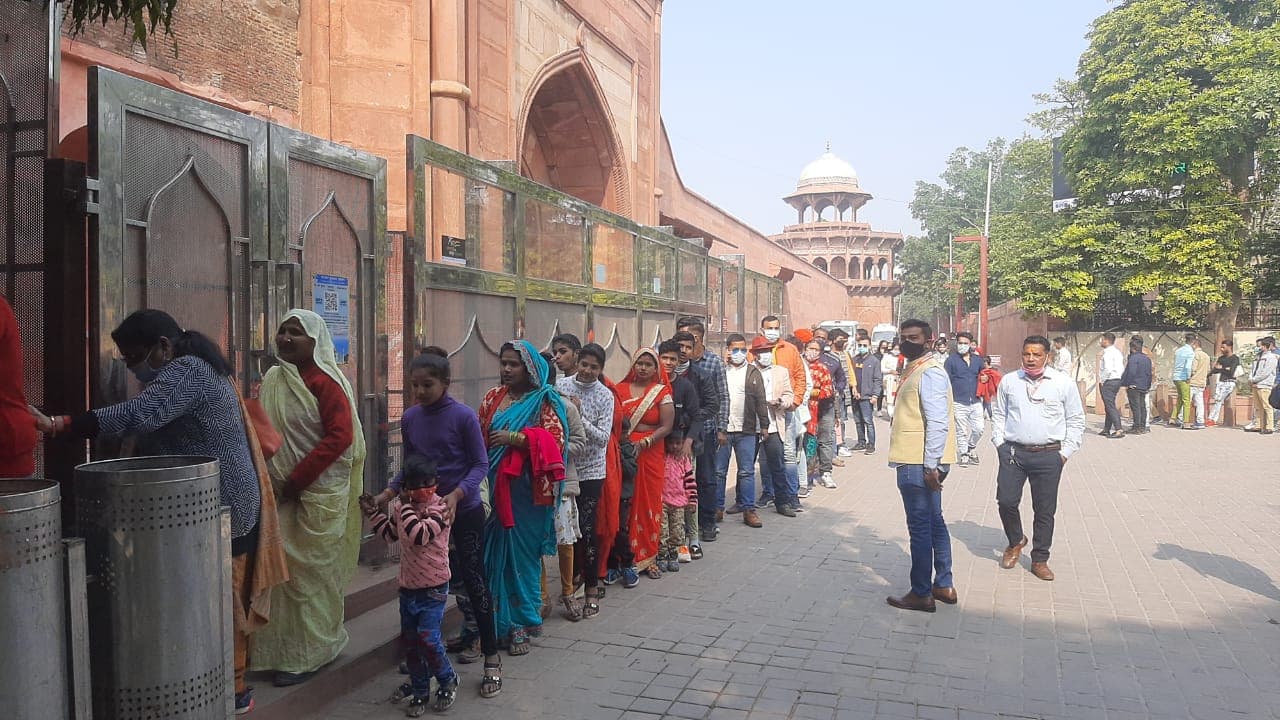 Agra News: 40 हजार सैलानियों ने किया ताजमहल का दीदार, नहीं दिखा किसी में कोरोना संक्रमण का डर