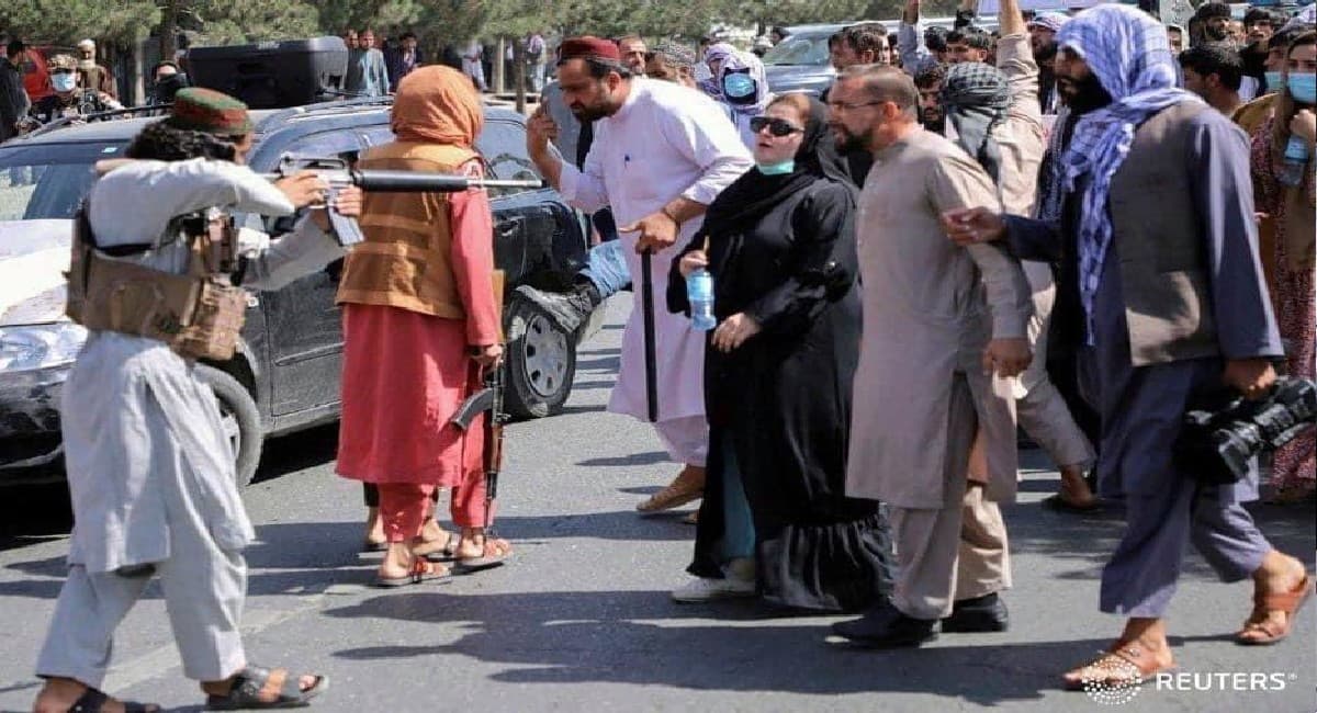 Afghanistan Crisis: तालिबान ने पत्रकारों की बेरहमी से की पिटाई, महिलाओं पर भी बरसाये कोड़े