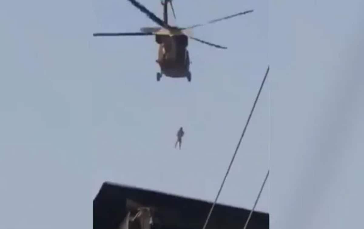 कंधार में हैलीकॉप्टर से लटकते शख्स का वीडियो वायरल, हवा में फांसी नहीं, कुछ और कर रहा था तालिबान!