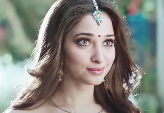 Tamannaah Bhatia येलो ड्रेस में दिखीं बेहद हसीन, उनकी आउटफिट की कीमत से आप खरीद सकते हैं लैपटॉप