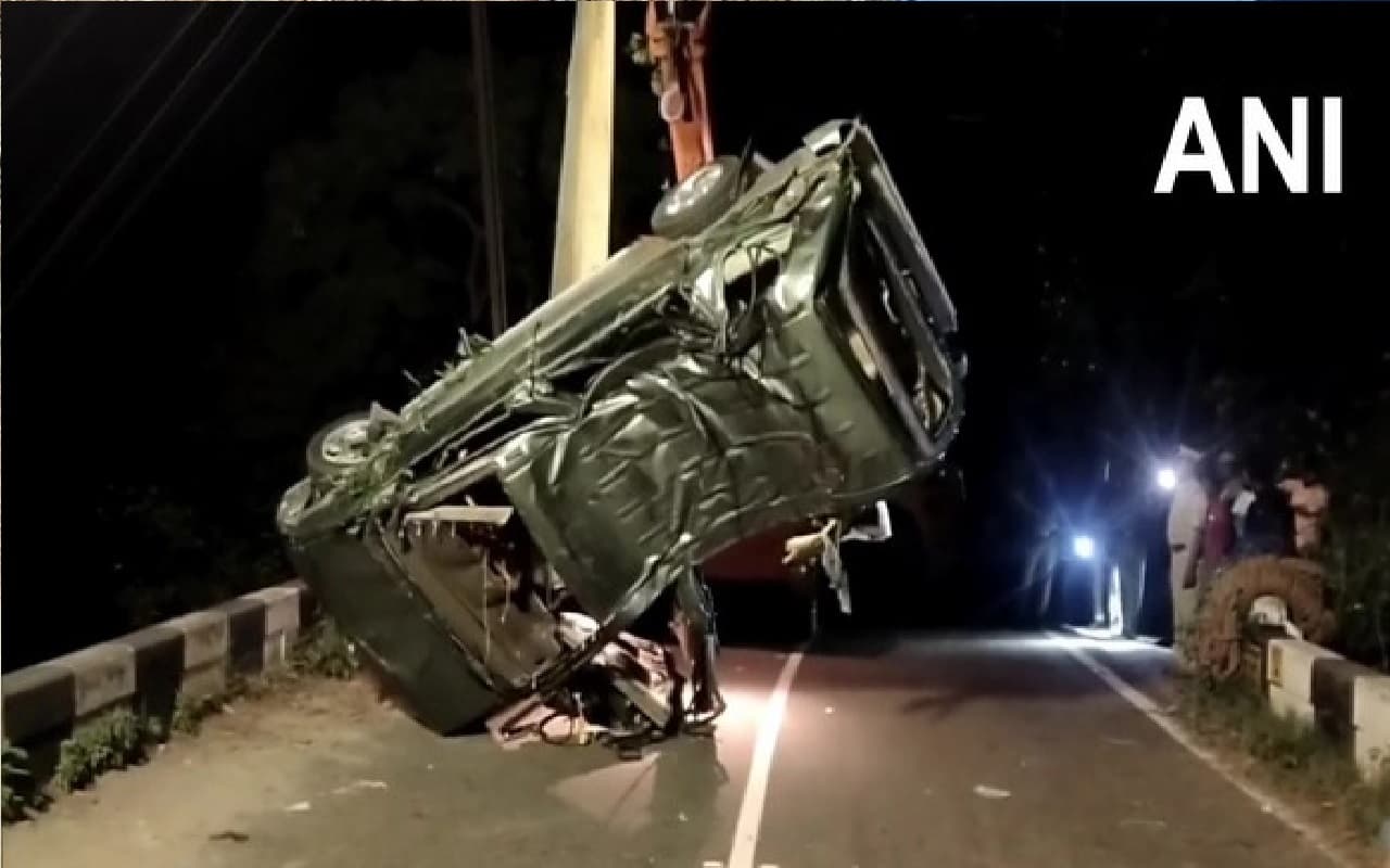 Tamil Nadu Accident: सबरीमला से दर्शन कर लौट रहे तीर्थयात्रियों की कार 40 फीट गहरी खाई में गिरी, 8 की मौत