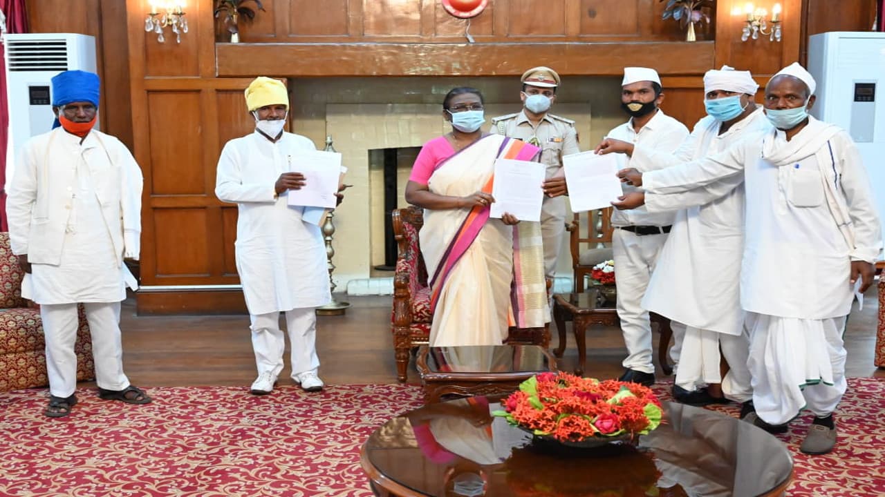 लातेहार के टाना भगतों ने राज्यपाल से मुलाकात कर मालिकाना हक की मांग की, बोले- राज्य सरकार बकाये राशि का जल्द करे भुगतान