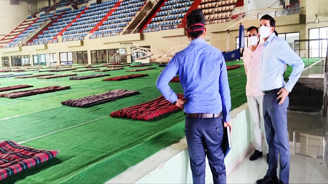 Coronavirus in Jharkhand : प्रवासी मजदूरों के लिए खेलगांव के टाना भगत स्टेडियम में बना कोरेंटिन सेंटर, रांची डीसी ने मूलभूत सुविधाओं का लिया जायजा