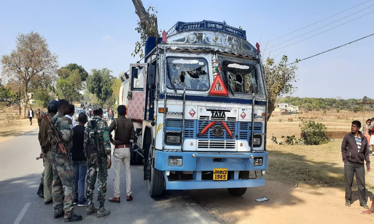 खूंटी के सेरेंगडीह में तेज रफ्तार टैंकर ने 2 लोगों को कुचला, गुस्साये लोगों ने वाहन को किया क्षतिग्रस्त