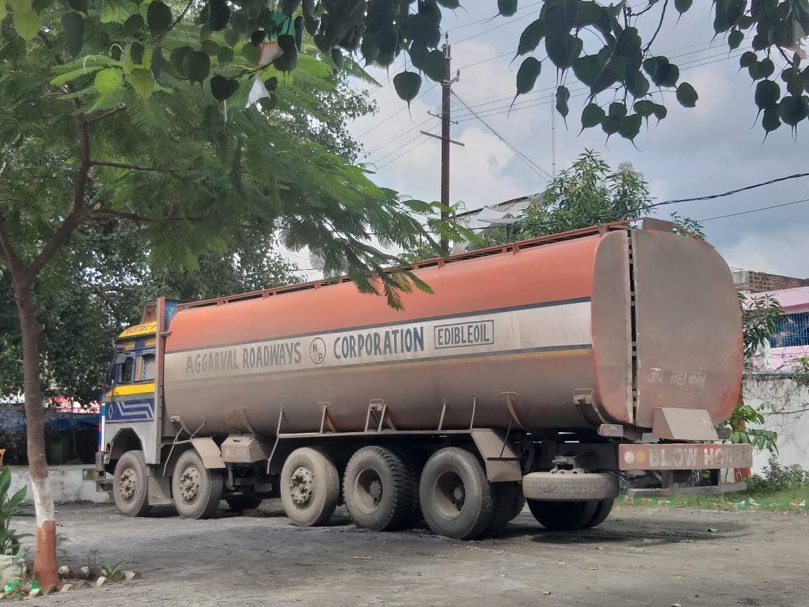 तेल के टैंकर में भरकर मवेशियों की हो रही थी तस्करी, औरंगाबाद से बंगाल जा रहे टैंकर को पलामू पुलिस ने किया जब्त