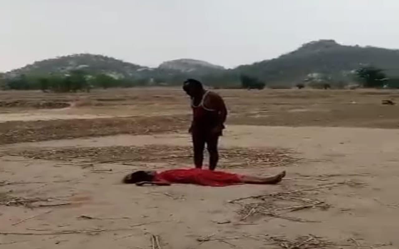 पश्चिमी सिंहभूम के तांतनगर में डायन-बिसाही के आरोप में महिला की पिटाई, एक बच्ची की सूझबूझ से बची पीड़िता पश्चिमी सिंहभूम के तांतनगर में डायन-बिसाही के आरोप में महिला की पिटाई, एक बच्ची की सूझबूझ से बची पीड़िता