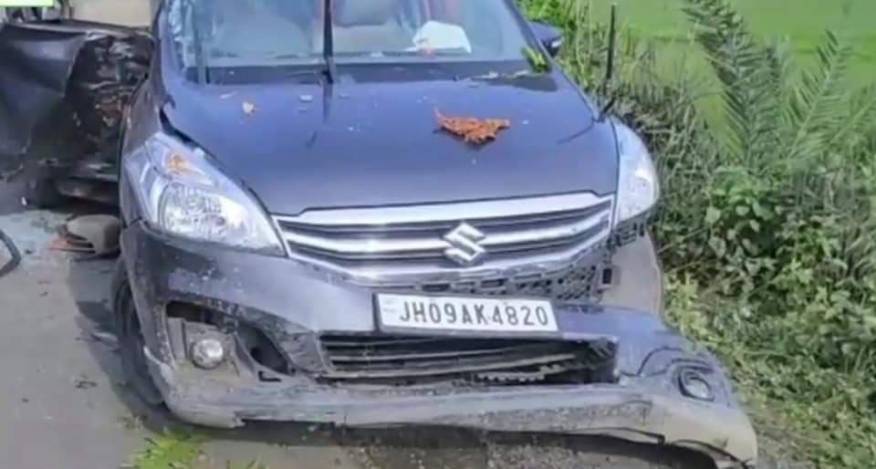 बंगाल के तारापीठ से झारखंड के बोकारो जा रही कार पेड़ से टकरायी, दो की मौत