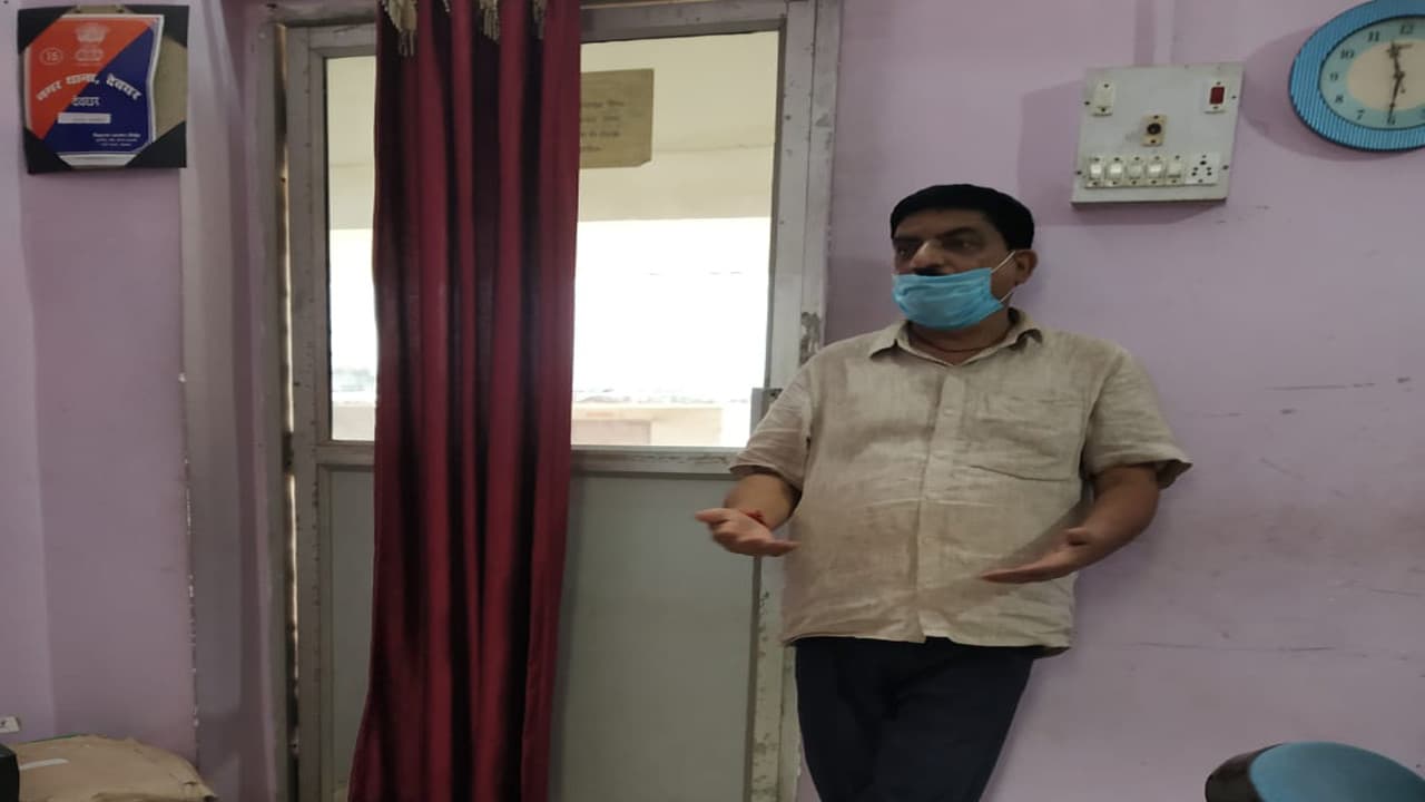 Jharkhand Crime News : नौकरी दिलाने के नाम पर 18 लोगों से 38 लाख रुपये की ठगी, देवघर के करौं ब्लॉक का हेड क्लर्क गिरफ्तार Jharkhand Crime News : नौकरी दिलाने के नाम पर 18 लोगों से 38 लाख रुपये की ठगी, देवघर के करौं ब्लॉक का हेड क्लर्क गिरफ्तार